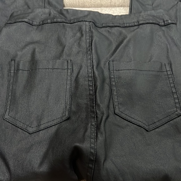 Stretchy -Button-Zip pants - Picture 4 of 9